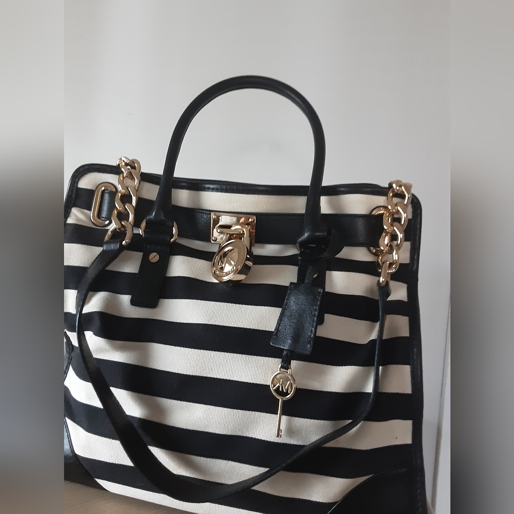 💙HOST PICK💙 MICHAEL KORS BLACK/WHITE CROSS BODY SATCHEL - Picture 1 of 10